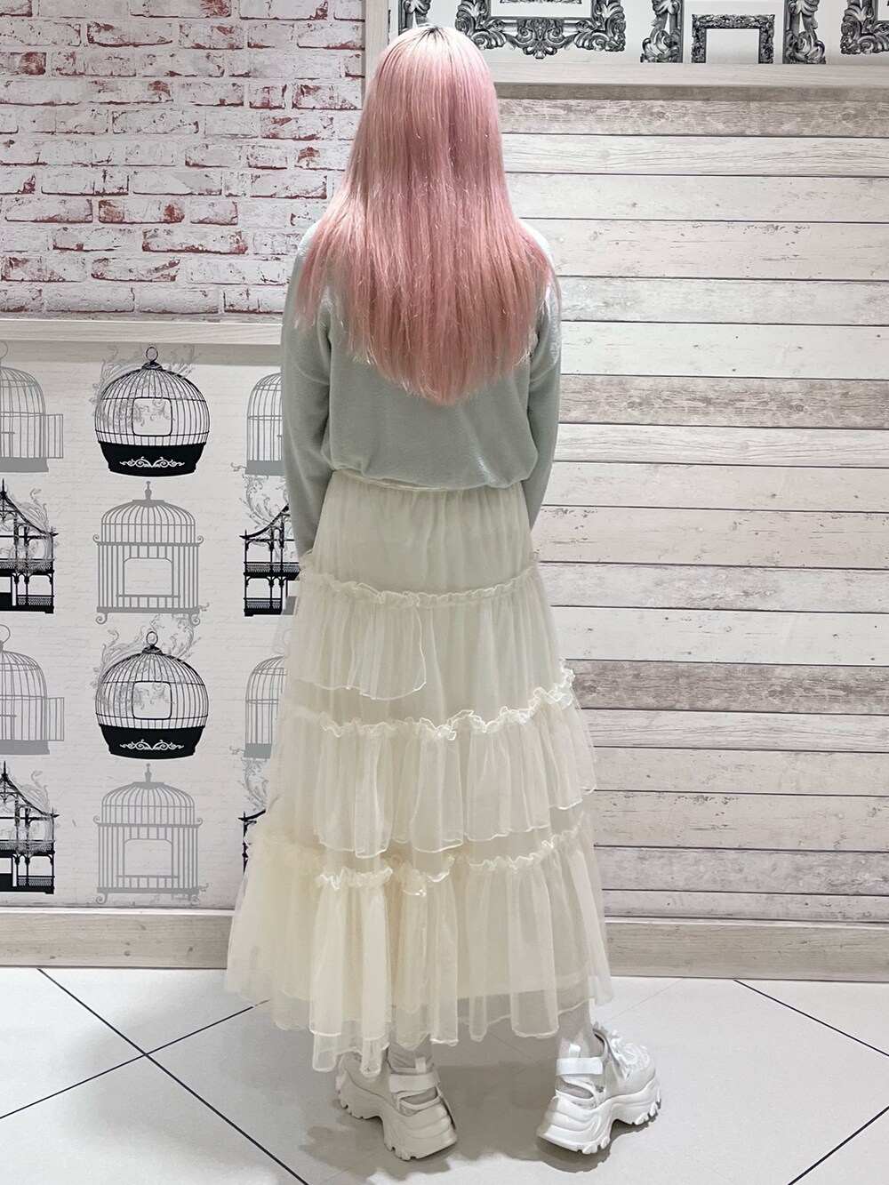 グレー系のカーディガン/ボレロ、ホワイト系のTシャツ/カットソー、ホワイト系のスカートを着用したレディースの秋コーディネートの3枚目の写真