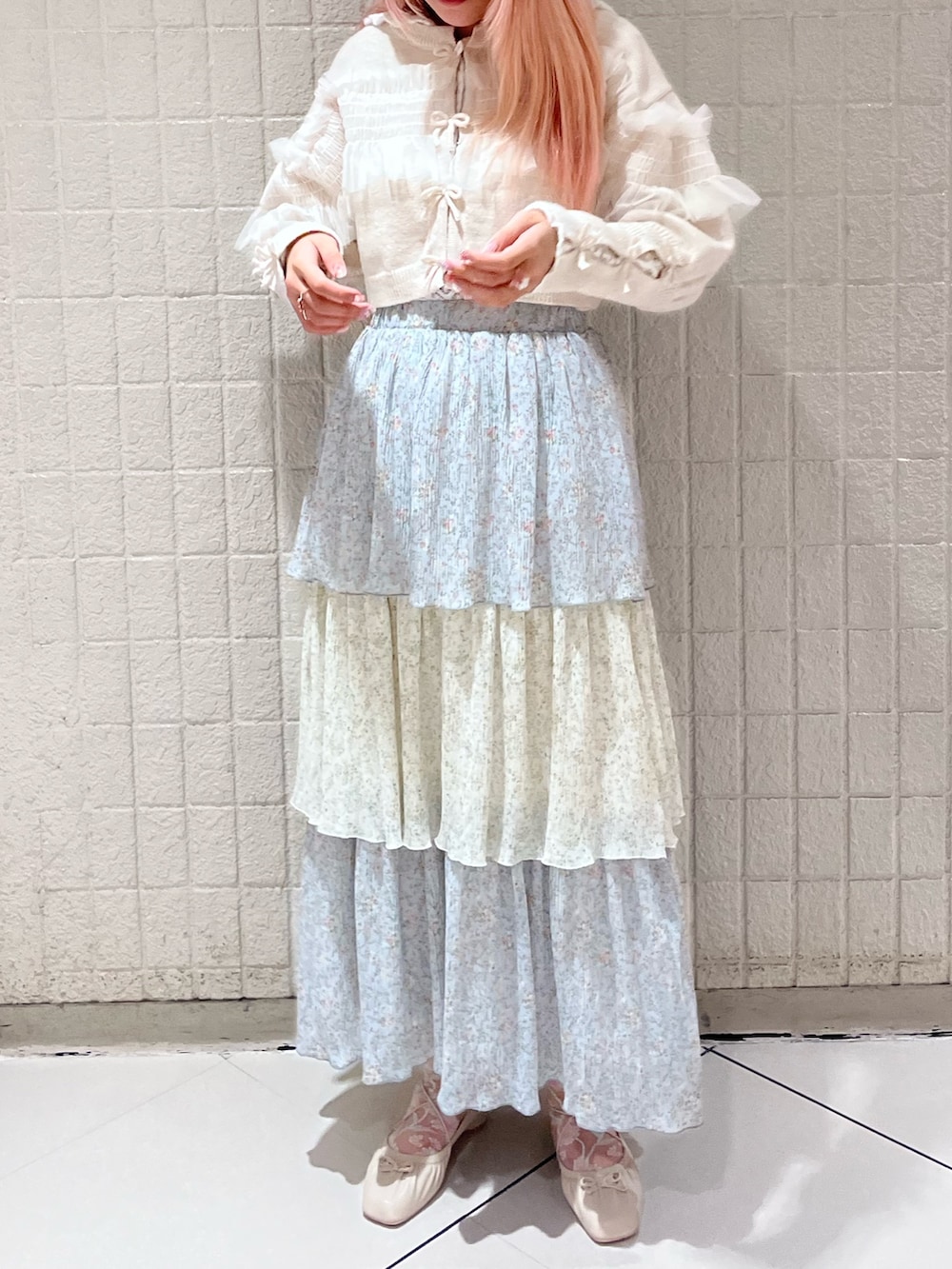 ブルー系のスカート、ホワイト系のカーディガン/ボレロ、ホワイト系のTシャツ/カットソーを着用したレディースの秋コーディネートの3枚目の写真