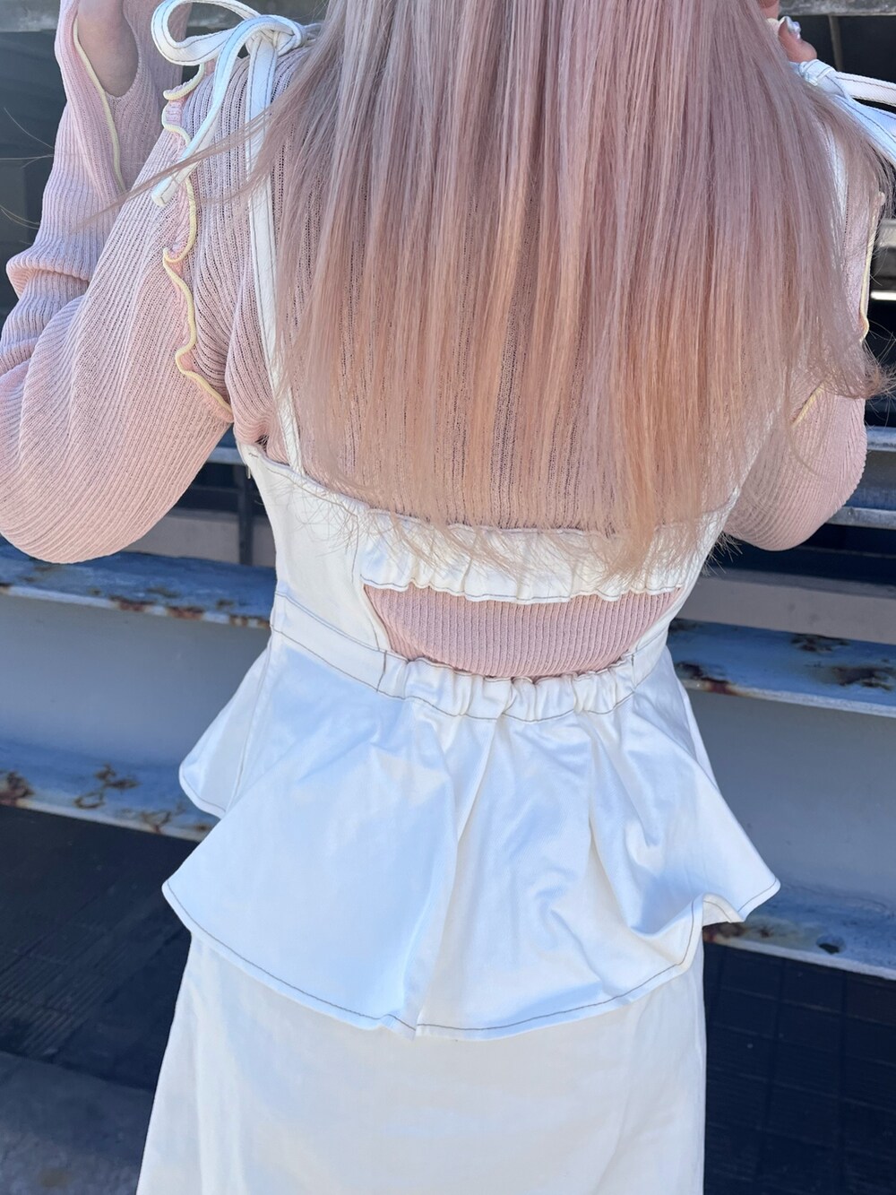 ピンク系のTシャツ/カットソー、ホワイト系のワンピース、ホワイト系のスニーカーを着用したレディースの冬コーディネートの7枚目の写真