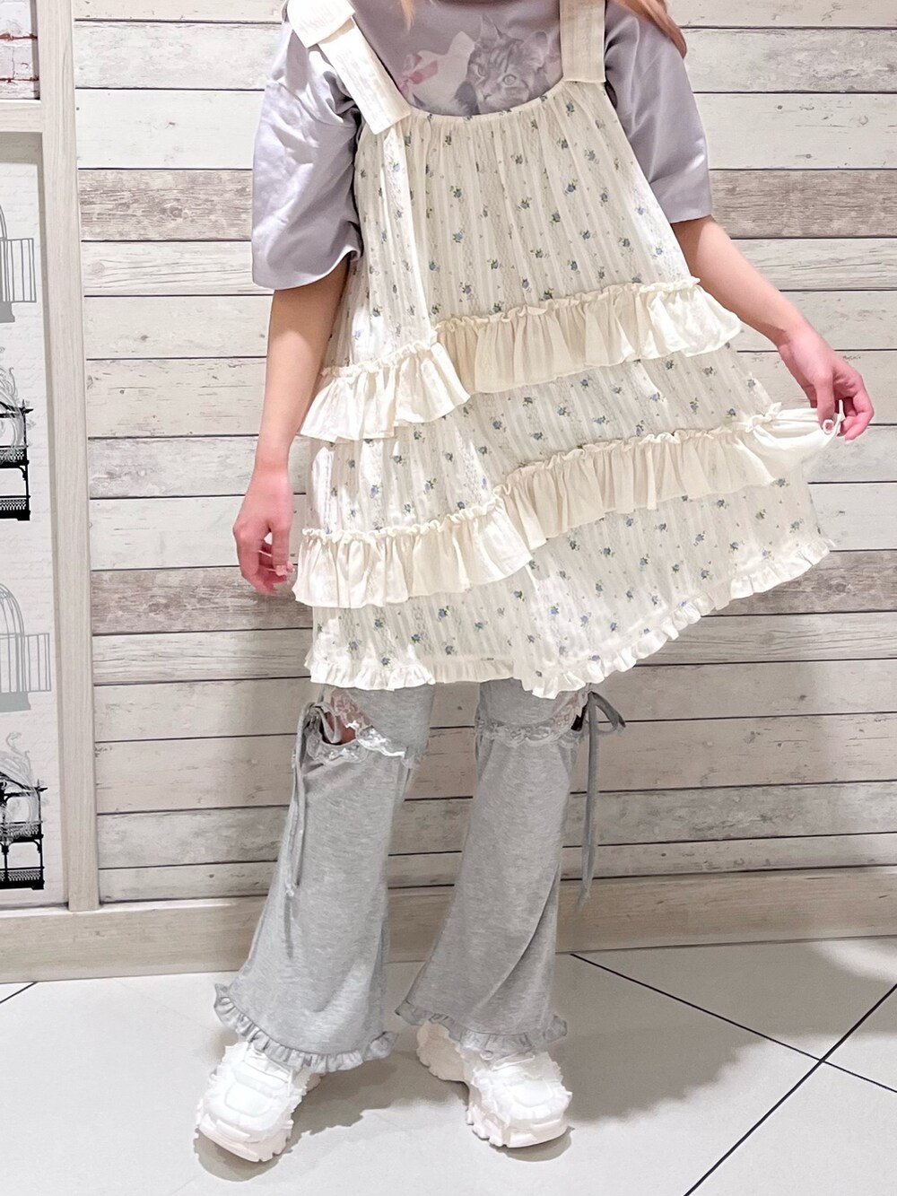 パープル系のTシャツ/カットソー、ブルー系のワンピース、グレー系のスウェットパンツを着用したレディースの春コーディネートの2枚目の写真