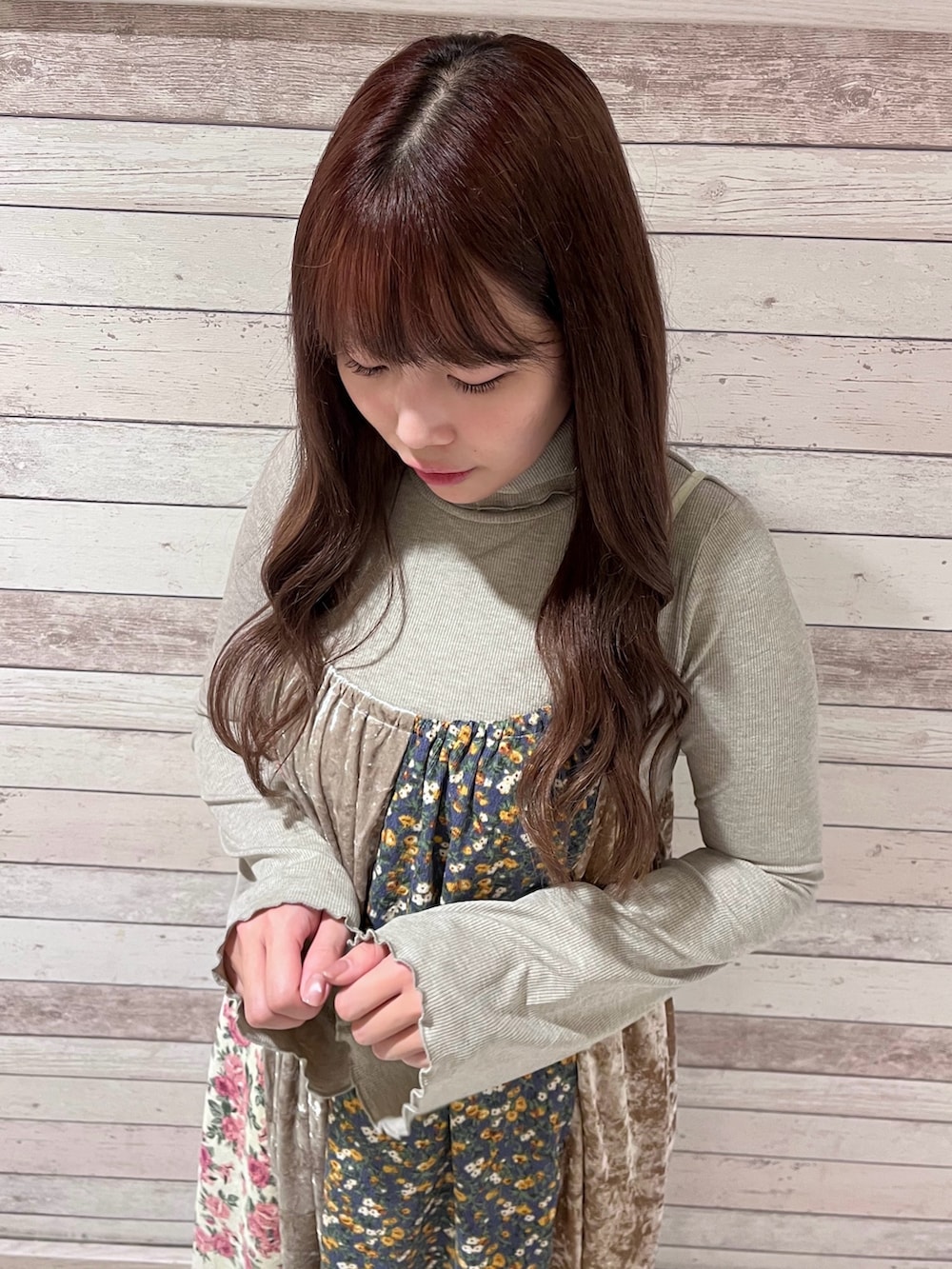ピンク系のワンピース、ベージュ系のローファー、ブラウン系のニット/セーターを着用したレディースの秋コーディネートの4枚目の写真