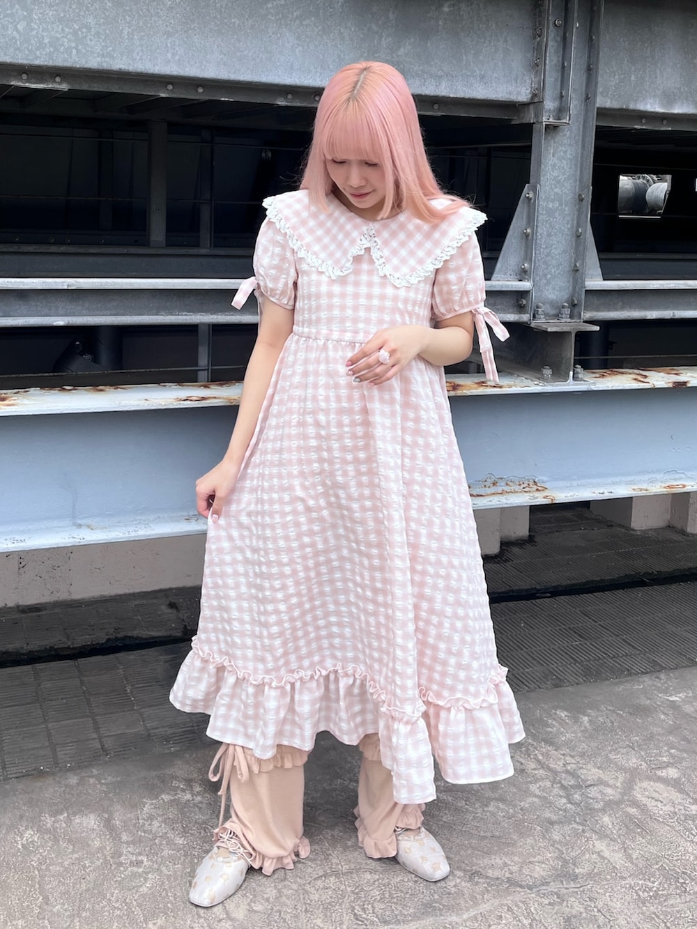 ピンク系のワンピース、ピンク系のスウェットパンツ、ゴールド系のバレエシューズを着用したレディースの春コーディネートの2枚目の写真