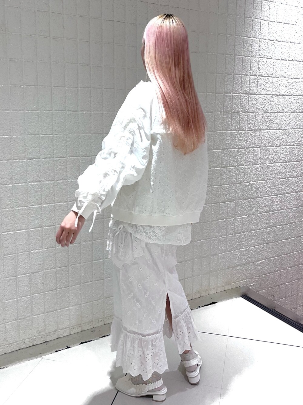 ホワイト系のキャミソール、ホワイト系のスカート、ホワイト系のパンプスを着用したレディースの春コーディネートの5枚目の写真