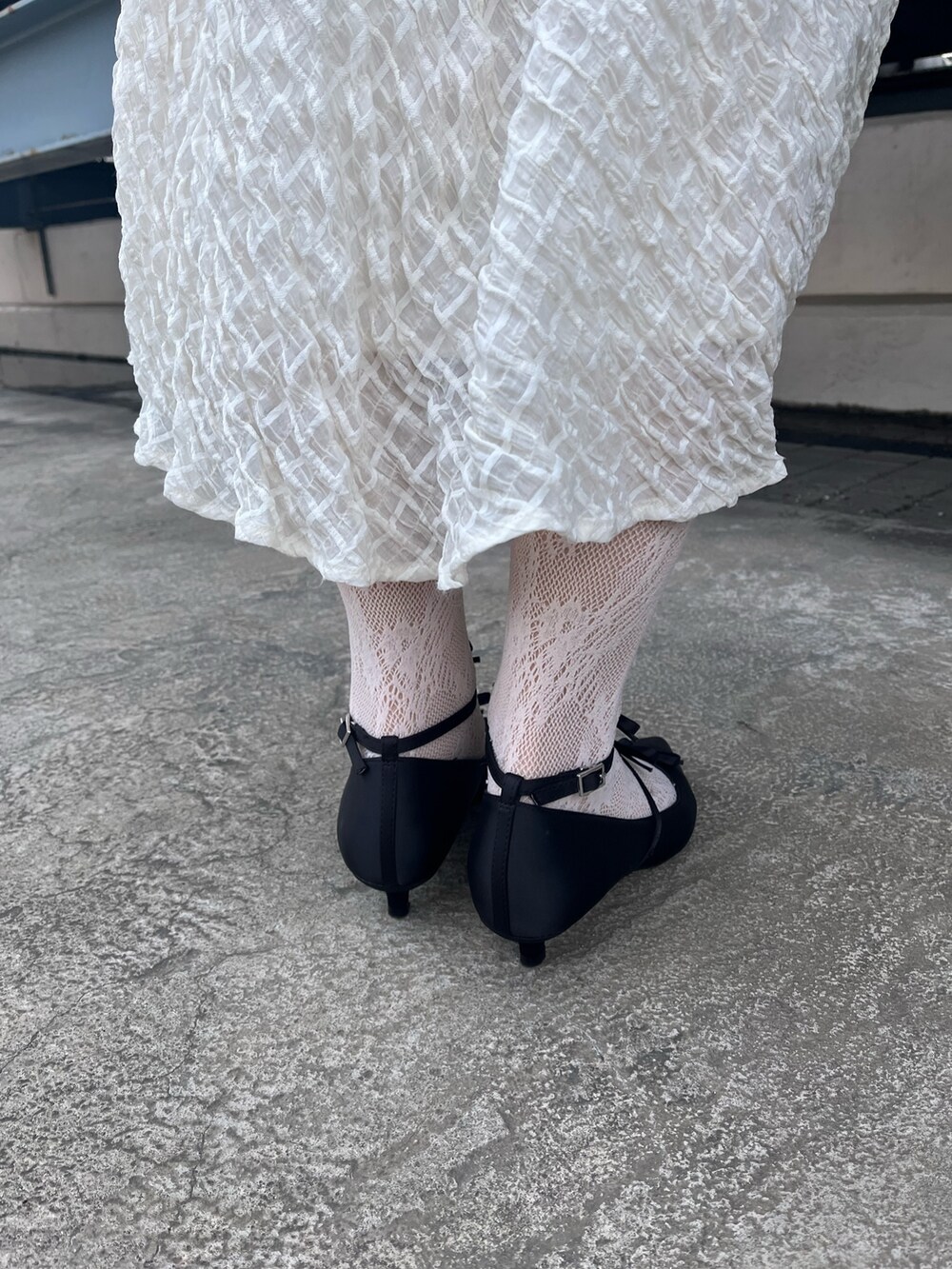 グレー系のテーラードジャケット、ホワイト系のTシャツ/カットソー、ホワイト系のスカートを着用したレディースの冬コーディネートの8枚目の写真