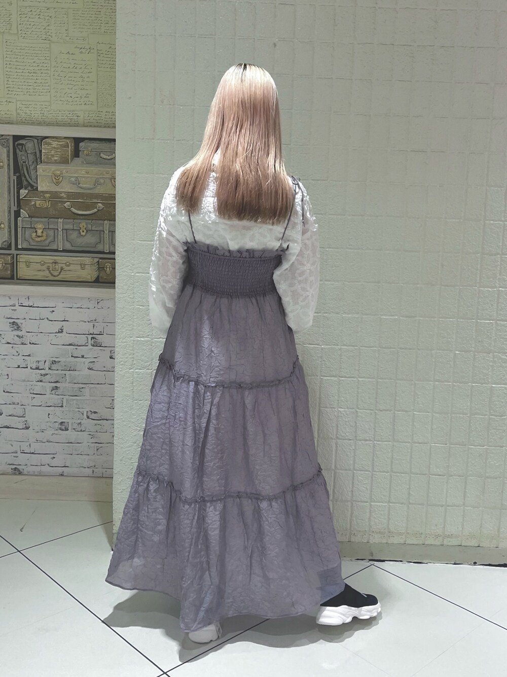 ホワイト系のシャツ/ブラウス、グレー系のワンピース、ブラック系のスニーカーを着用したレディースの春コーディネートの2枚目の写真