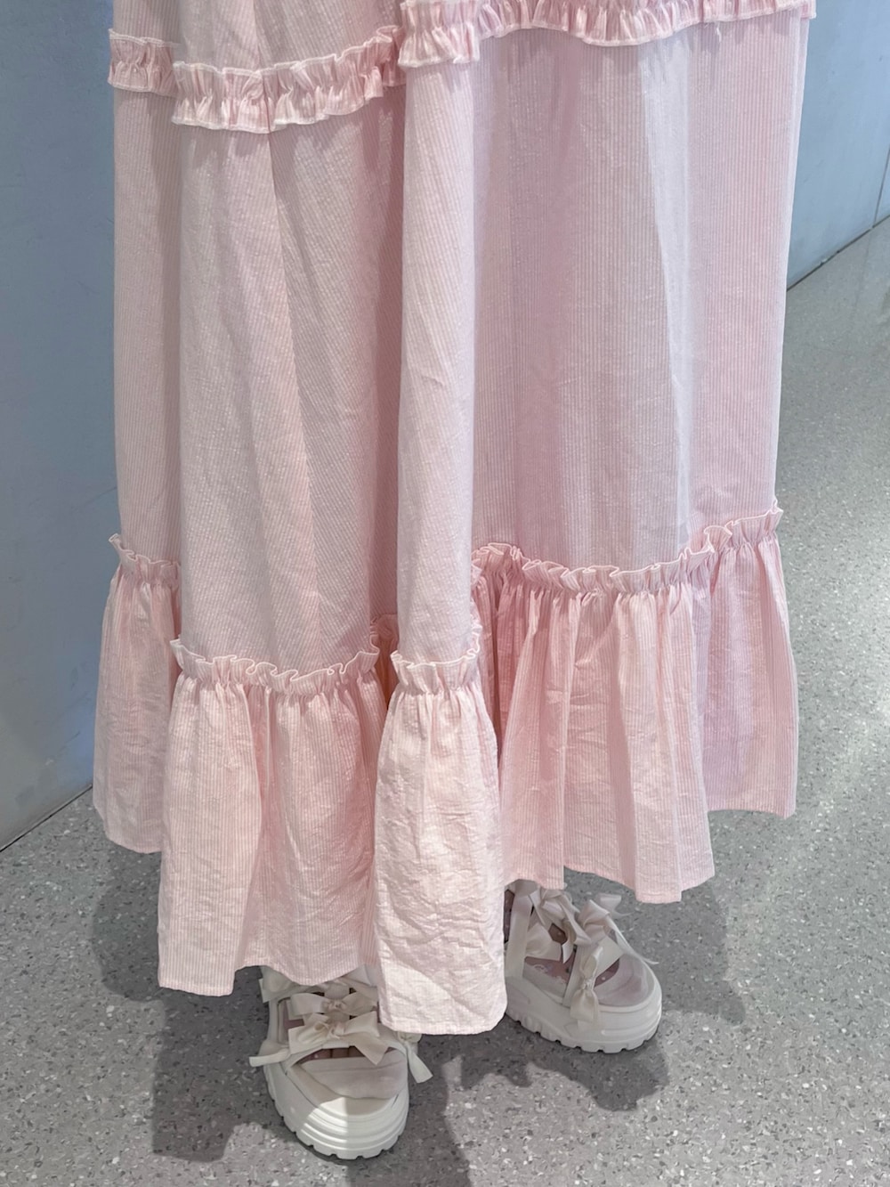 ピンク系のワンピース、ホワイト系のTシャツ/カットソー、ホワイト系のサンダルを着用したレディースの夏コーディネートの7枚目の写真