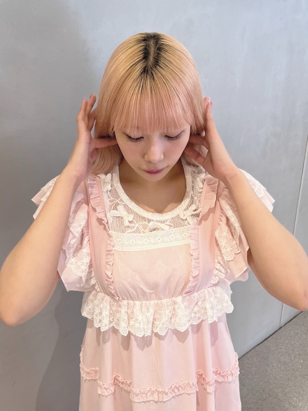 ピンク系のワンピース、ホワイト系のTシャツ/カットソー、ホワイト系のサンダルを着用したレディースの夏コーディネートの5枚目の写真