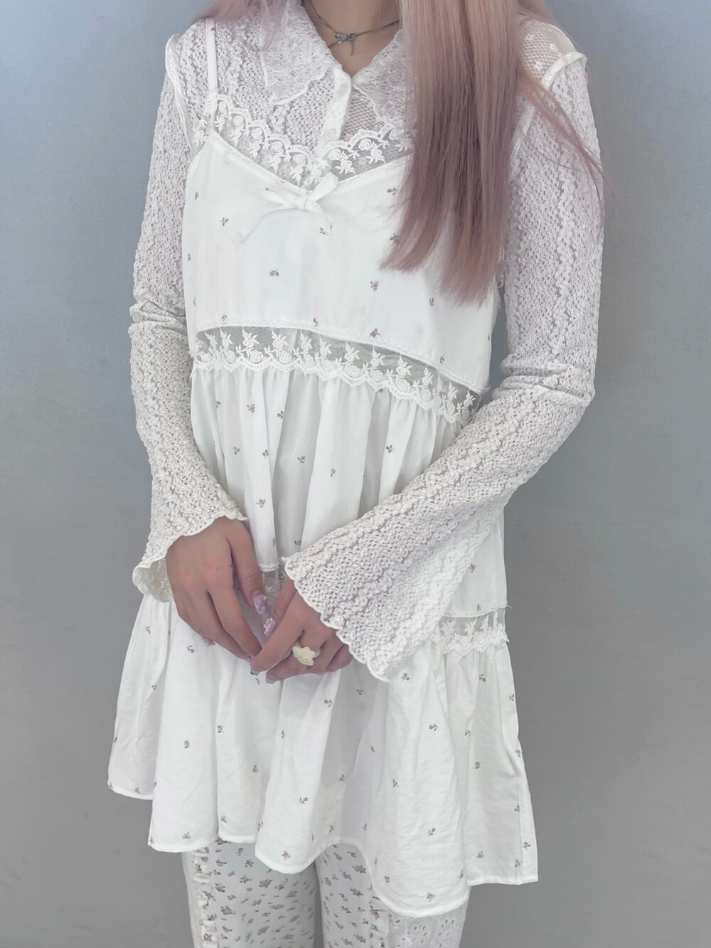 ホワイト系のカーディガン/ボレロ、ピンク系のキャミソール、その他のデニムパンツを着用したレディースの春コーディネートの6枚目の写真