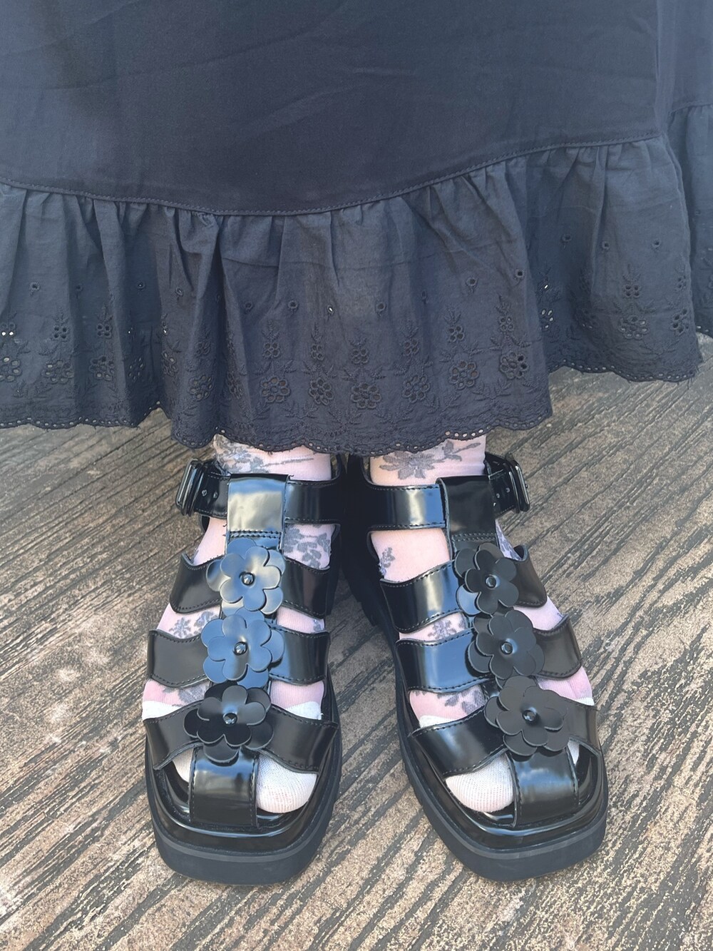 ブルー系のシャツ/ブラウス、ブラック系のスカート、ブラック系のショルダーバッグを着用したレディースの夏コーディネートの5枚目の写真