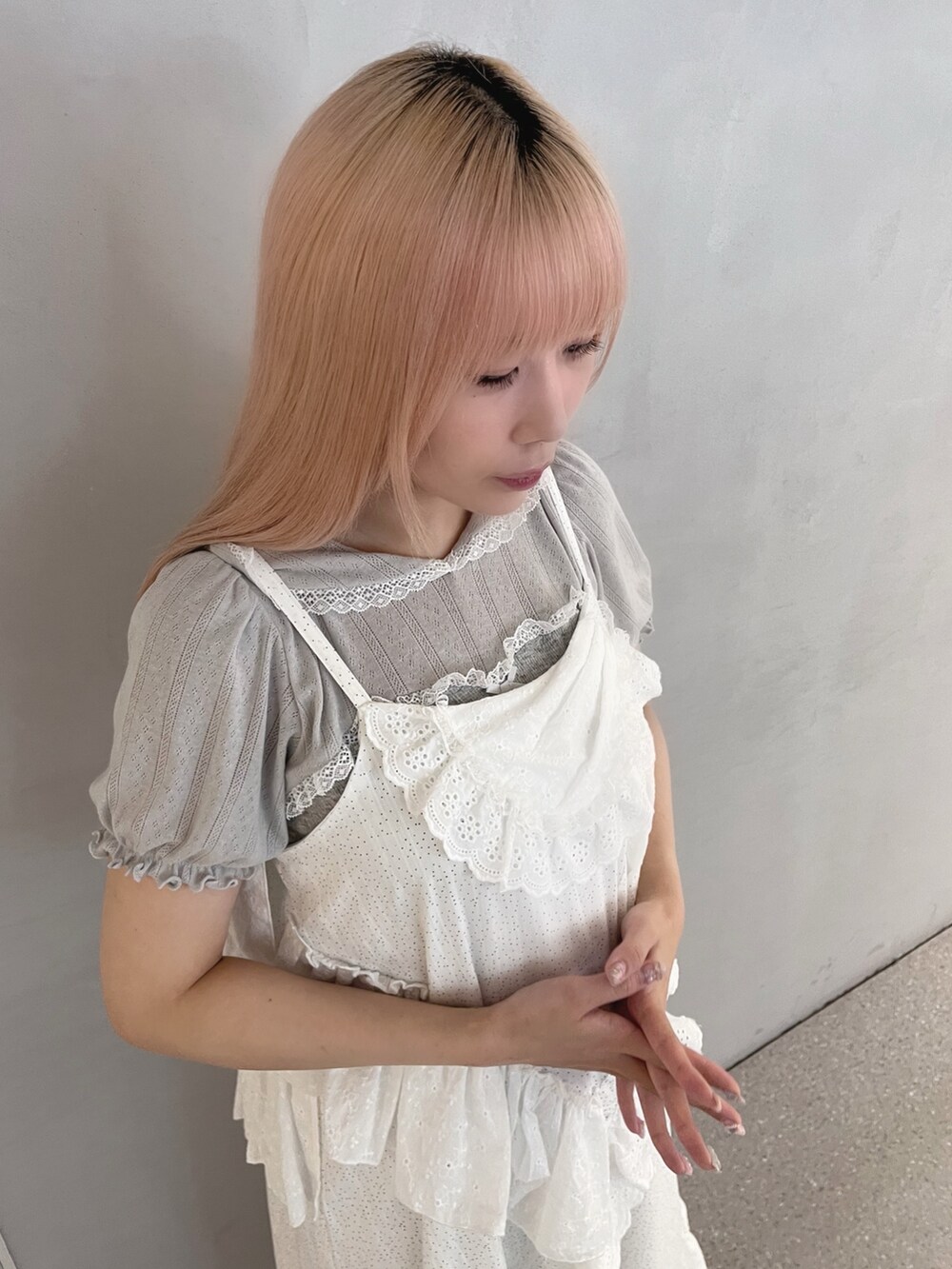 ホワイト系のワンピース、グレー系のTシャツ/カットソー、ホワイト系のサンダルを着用したレディースの夏コーディネートの4枚目の写真