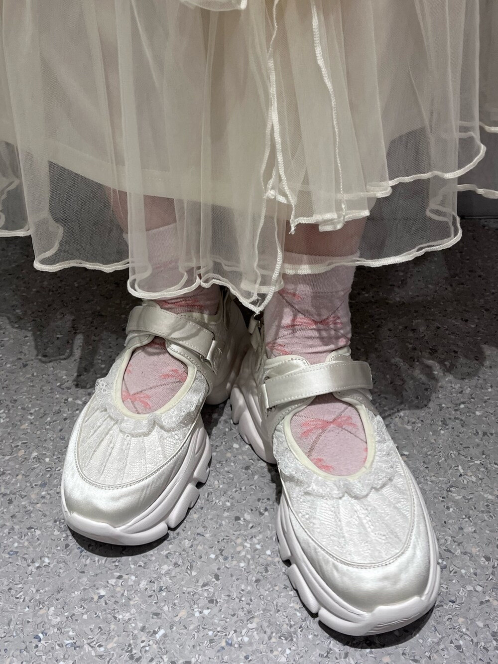 ピンク系のブルゾン、ベージュ系のスウェット、ホワイト系のニット/セーターを着用したレディースの冬コーディネートの8枚目の写真