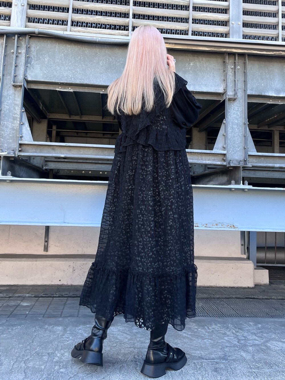 ブラック系のチェスターコート、ブラック系のワンピース、ブラック系のワンピースを着用したレディースの冬コーディネートの4枚目の写真