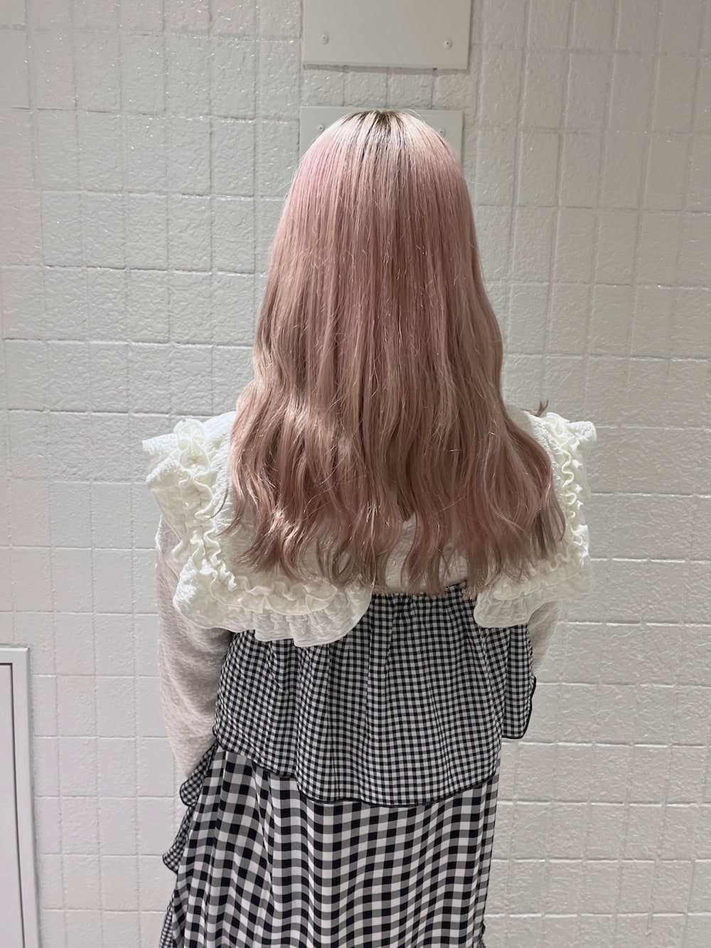 ホワイト系のTシャツ/カットソー、その他のワンピース、ホワイト系のパンプスを着用したレディースの春コーディネートの5枚目の写真