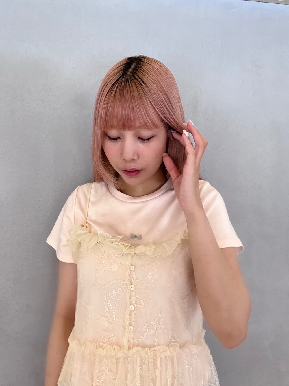 ホワイト系のワンピース、ピンク系のTシャツ/カットソー、グレー系のスウェットパンツを着用したレディースの夏コーディネートの5枚目の写真