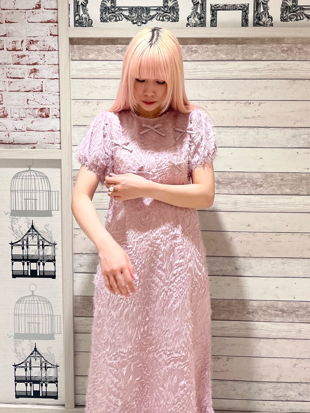ピンク系のワンピース、グレー系のスウェットパンツ、ブラック系のスニーカーを着用したレディースの夏コーディネートの5枚目の写真
