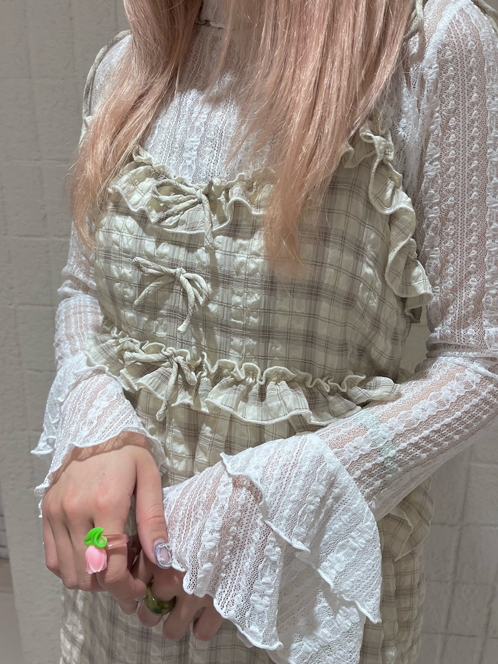 ベージュ系のワンピース、ホワイト系のTシャツ/カットソー、ホワイト系のバレエシューズを着用したレディースの春コーディネートの5枚目の写真