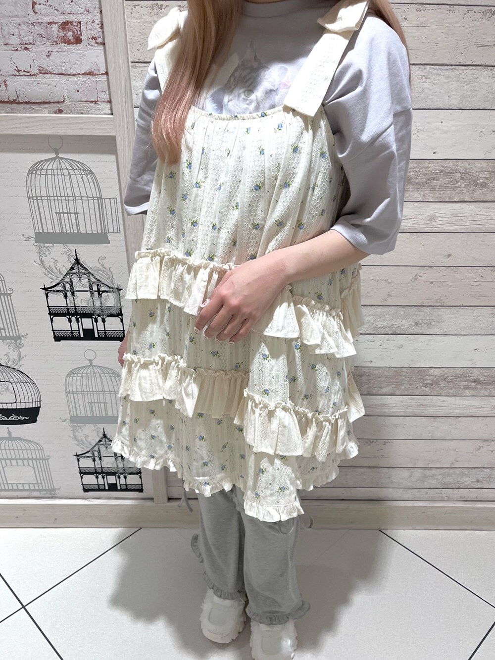 パープル系のTシャツ/カットソー、ブルー系のワンピース、グレー系のスウェットパンツを着用したレディースの春コーディネートの6枚目の写真