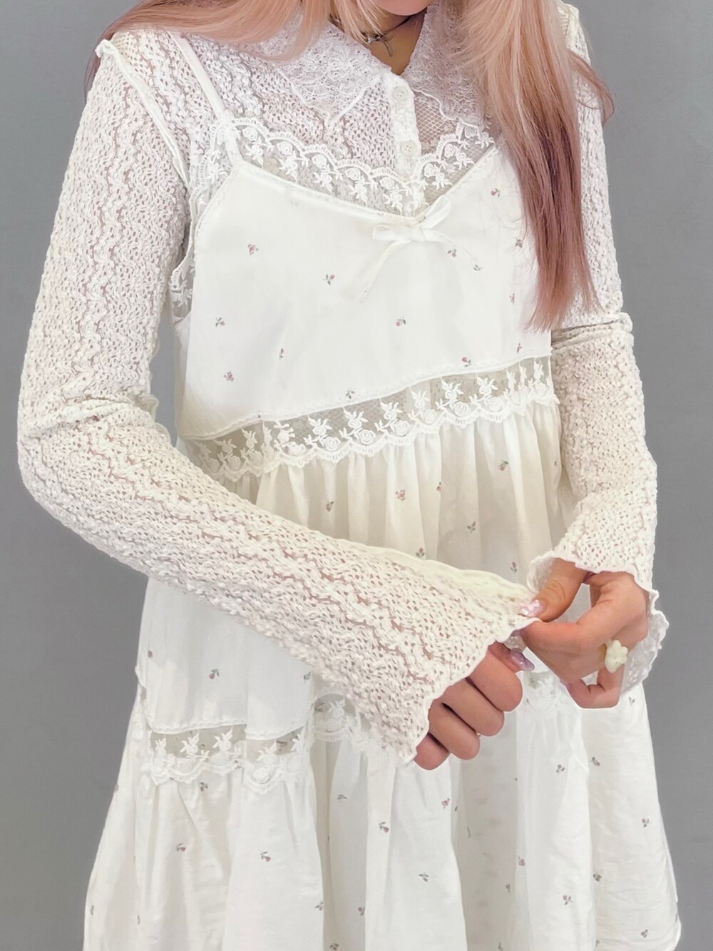 ホワイト系のカーディガン/ボレロ、ピンク系のキャミソール、その他のデニムパンツを着用したレディースの春コーディネートの5枚目の写真