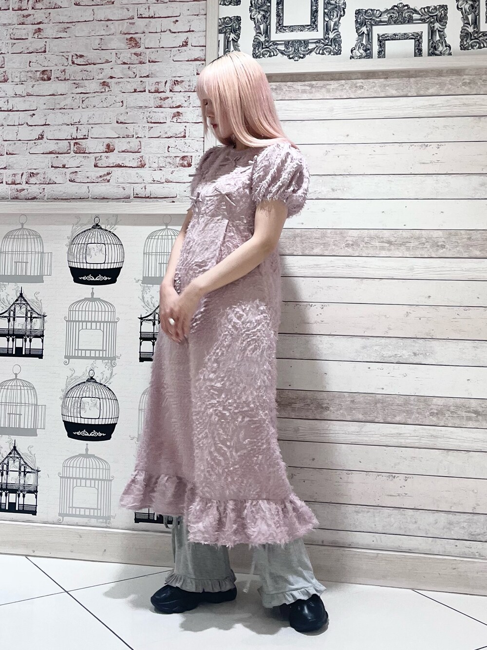 ピンク系のワンピース、グレー系のスウェットパンツ、ブラック系のスニーカーを着用したレディースの夏コーディネートの3枚目の写真