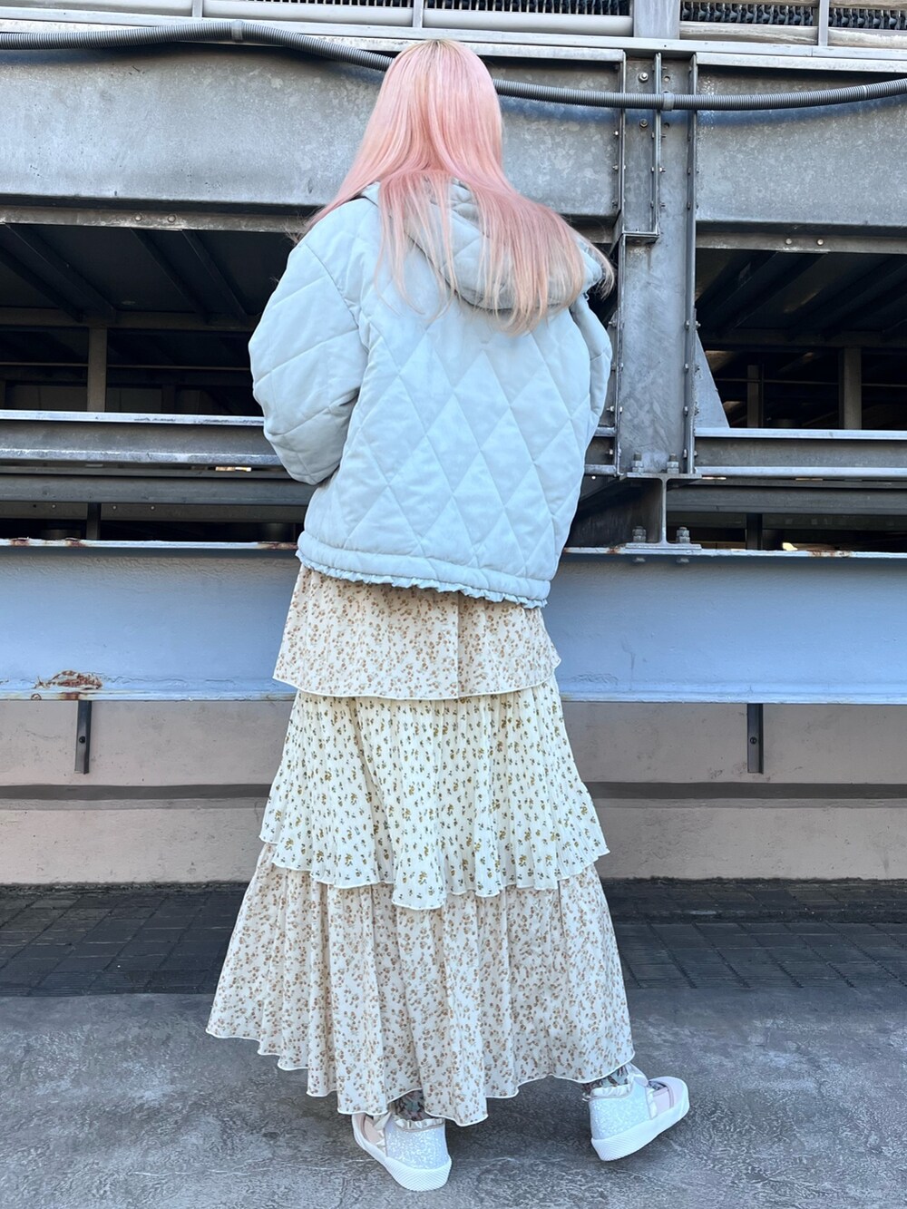 ブルー系のダウンジャケット/コート、ホワイト系のニット/セーター、ホワイト系のスカートを着用したレディースの冬コーディネートの3枚目の写真