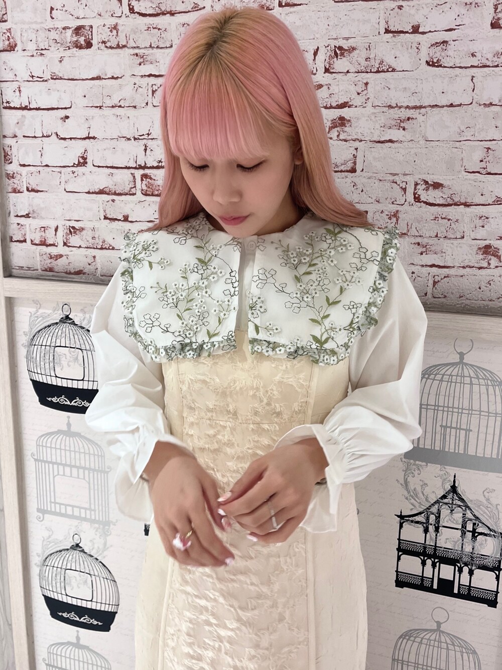 ホワイト系のシャツ/ブラウス、ホワイト系のワンピース、ブラック系のパンプスを着用したレディースの冬コーディネートの4枚目の写真