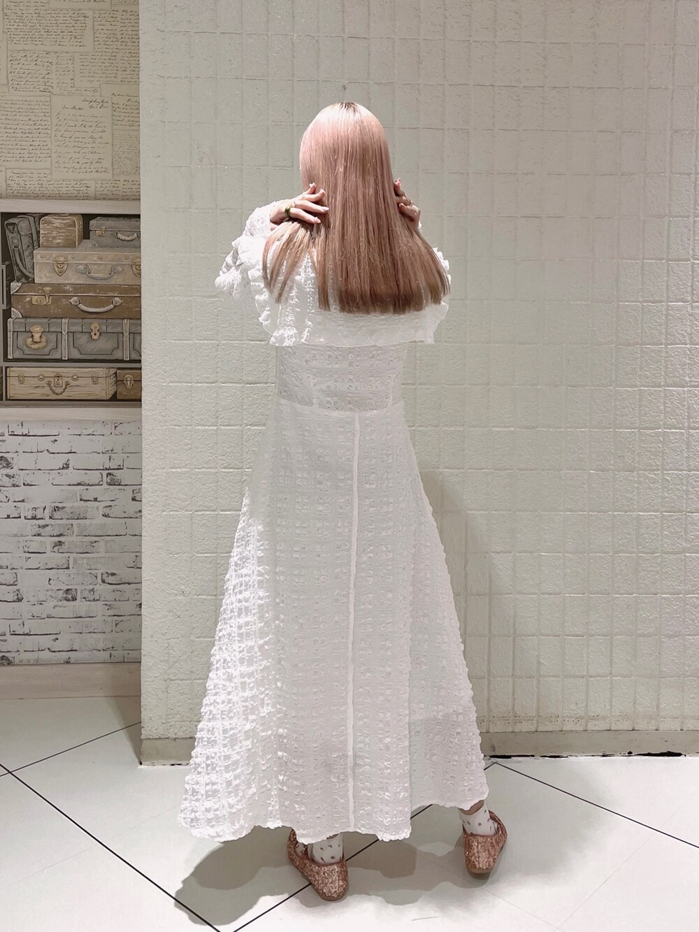 ホワイト系のワンピース、ピンク系のパンプスを着用したレディースの春コーディネートの3枚目の写真