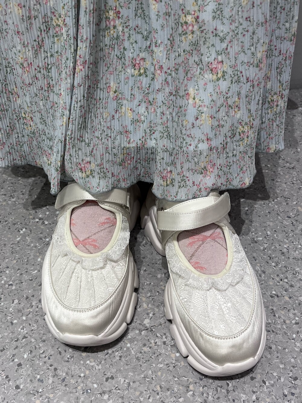 ピンク系のブルゾン、ホワイト系のニット/セーター、ホワイト系のニット/セーターを着用したレディースの冬コーディネートの7枚目の写真