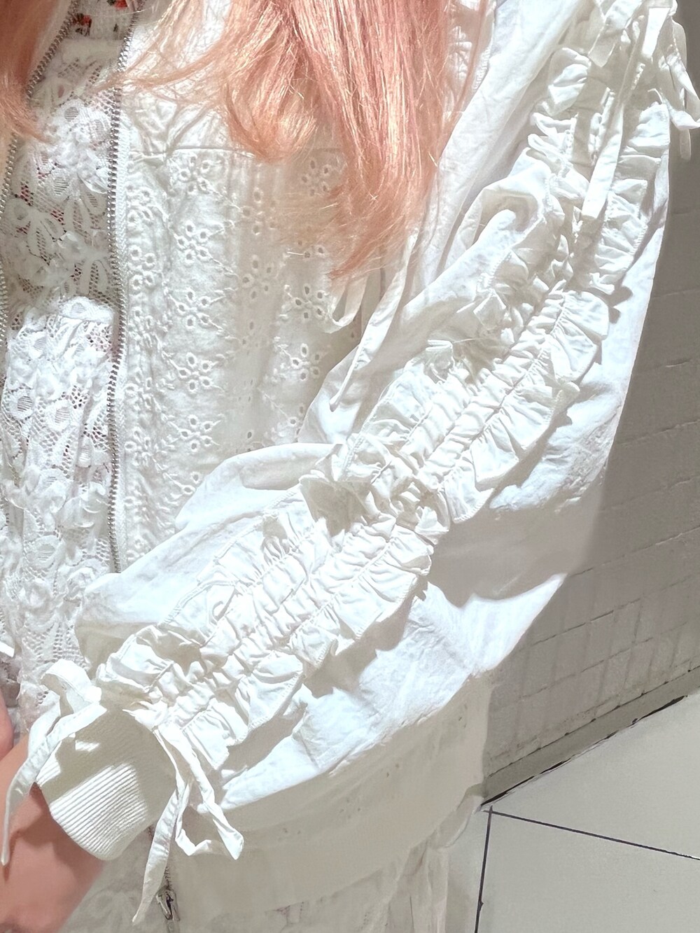 ホワイト系のキャミソール、ホワイト系のスカート、ホワイト系のパンプスを着用したレディースの春コーディネートの9枚目の写真