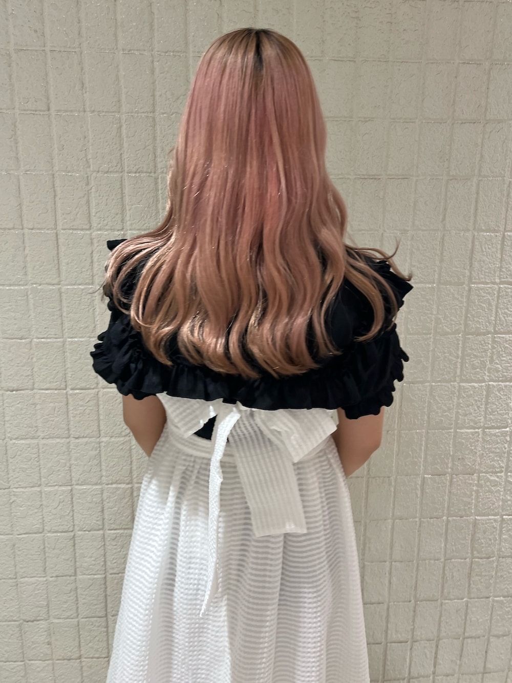 ブラック系のシャツ/ブラウス、ホワイト系のワンピース、ピンク系のサンダルを着用したレディースの夏コーディネートの4枚目の写真