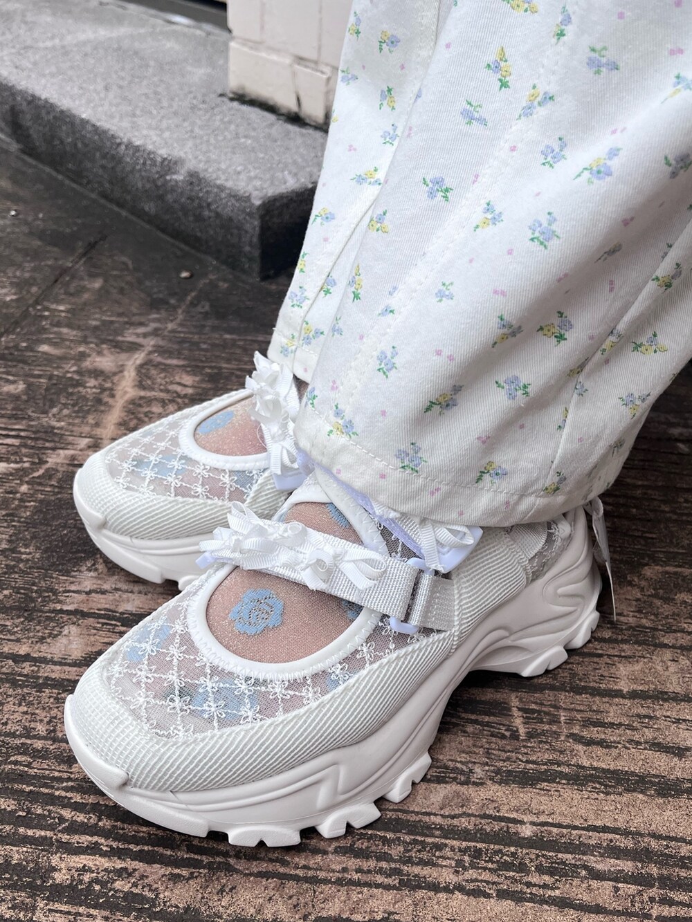 ホワイト系のシャツ/ブラウス、ブルー系のキャミソール、ホワイト系のカーゴパンツを着用したレディースの春コーディネートの7枚目の写真