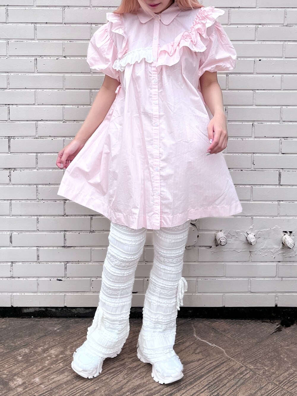 ピンク系のワンピース、ホワイト系のその他パンツ、ホワイト系のスニーカーを着用したレディースの春コーディネートの2枚目の写真