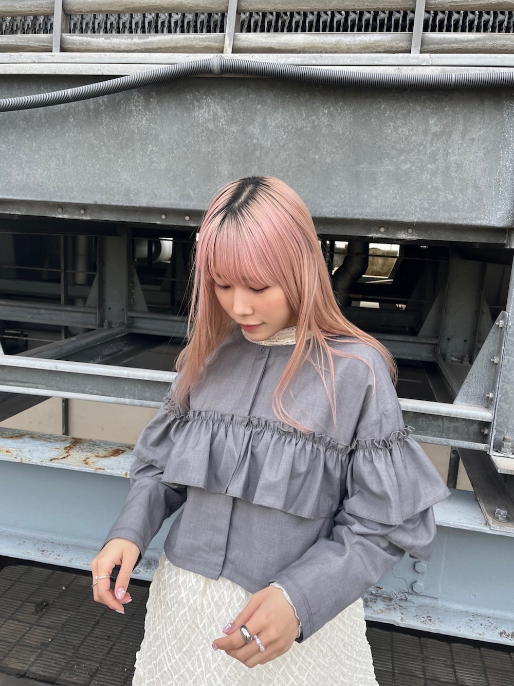 グレー系のテーラードジャケット、ホワイト系のTシャツ/カットソー、ホワイト系のスカートを着用したレディースの冬コーディネートの5枚目の写真