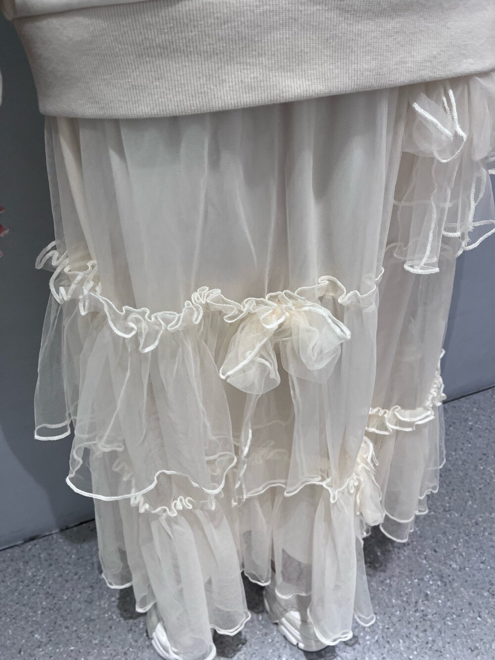 ピンク系のブルゾン、ベージュ系のスウェット、ホワイト系のニット/セーターを着用したレディースの冬コーディネートの6枚目の写真