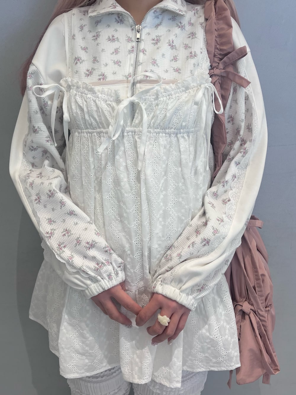 ピンク系のジャージ、ホワイト系のキャミソール、ピンク系のトートバッグを着用したレディースの春コーディネートの6枚目の写真