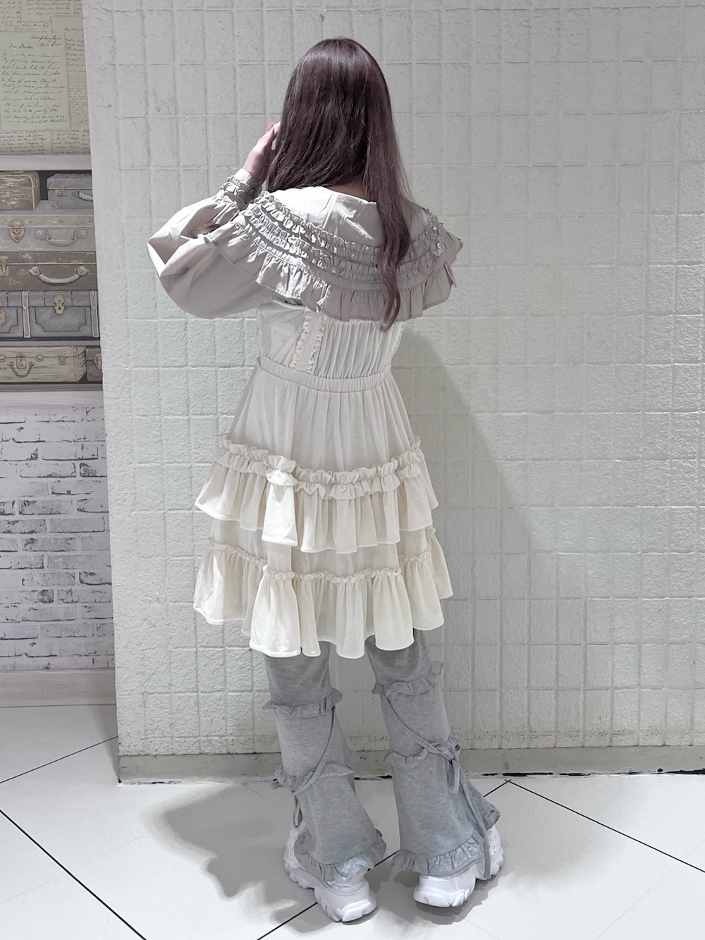 ベージュ系のシャツ/ブラウス、ホワイト系のワンピース、グレー系のスウェットパンツを着用したレディースの秋コーディネートの3枚目の写真