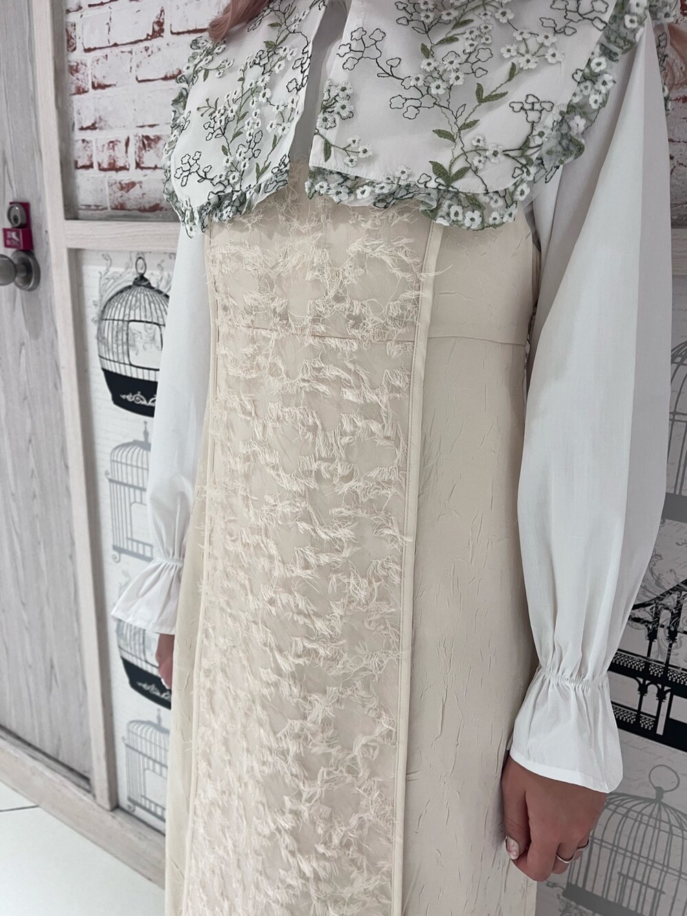 ホワイト系のシャツ/ブラウス、ホワイト系のワンピース、ブラック系のパンプスを着用したレディースの冬コーディネートの5枚目の写真