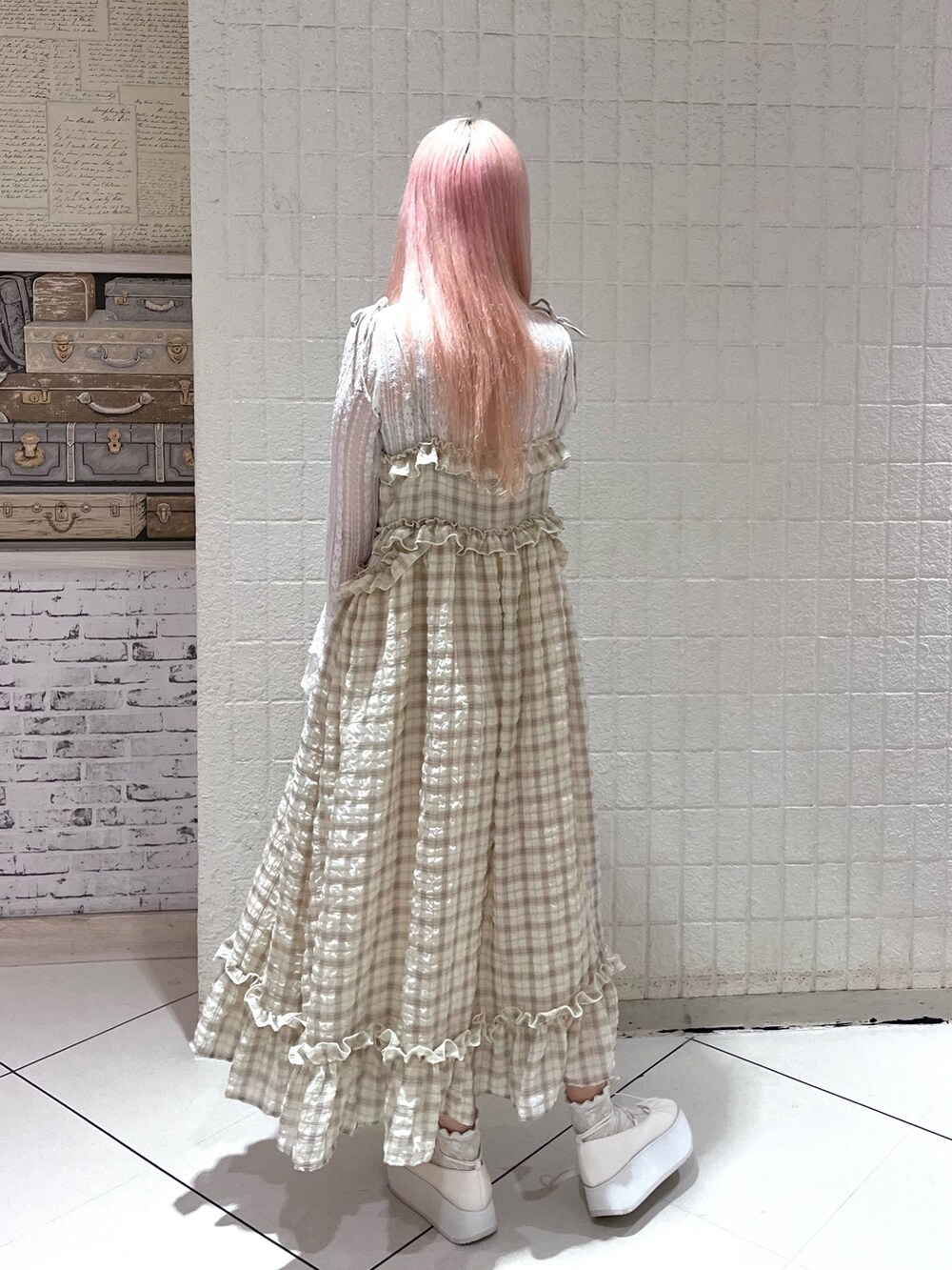 ベージュ系のワンピース、ホワイト系のTシャツ/カットソー、ホワイト系のバレエシューズを着用したレディースの春コーディネートの2枚目の写真