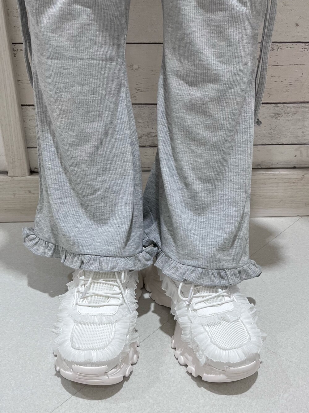 パープル系のTシャツ/カットソー、ブルー系のワンピース、グレー系のスウェットパンツを着用したレディースの春コーディネートの8枚目の写真