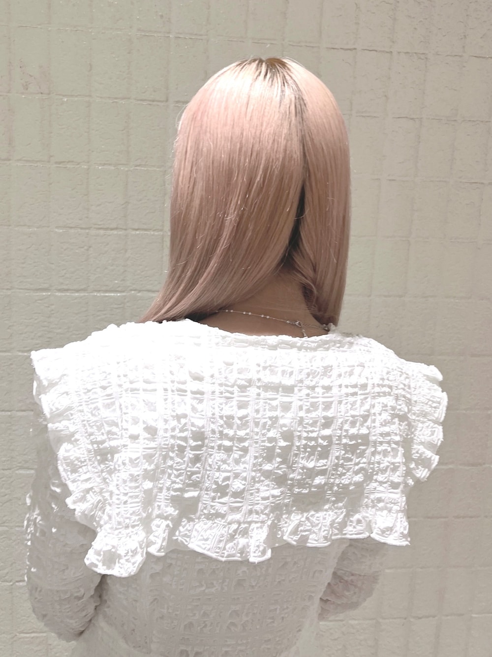 ホワイト系のワンピース、ピンク系のパンプスを着用したレディースの春コーディネートの5枚目の写真