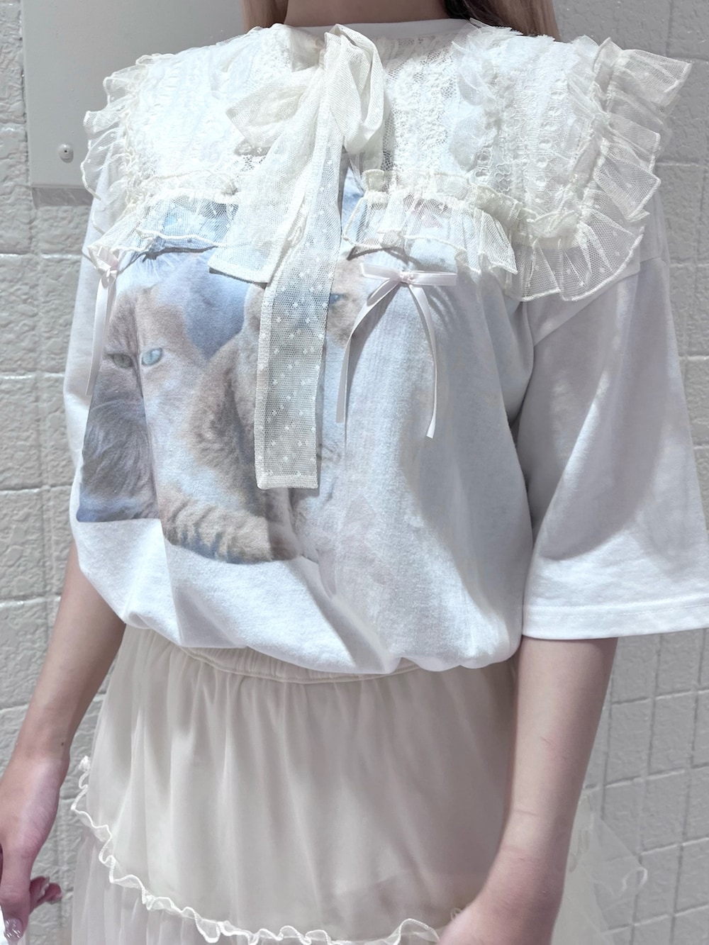 ホワイト系のTシャツ/カットソー、ホワイト系のスカート、ホワイト系のトートバッグを着用したレディースの夏コーディネートの5枚目の写真