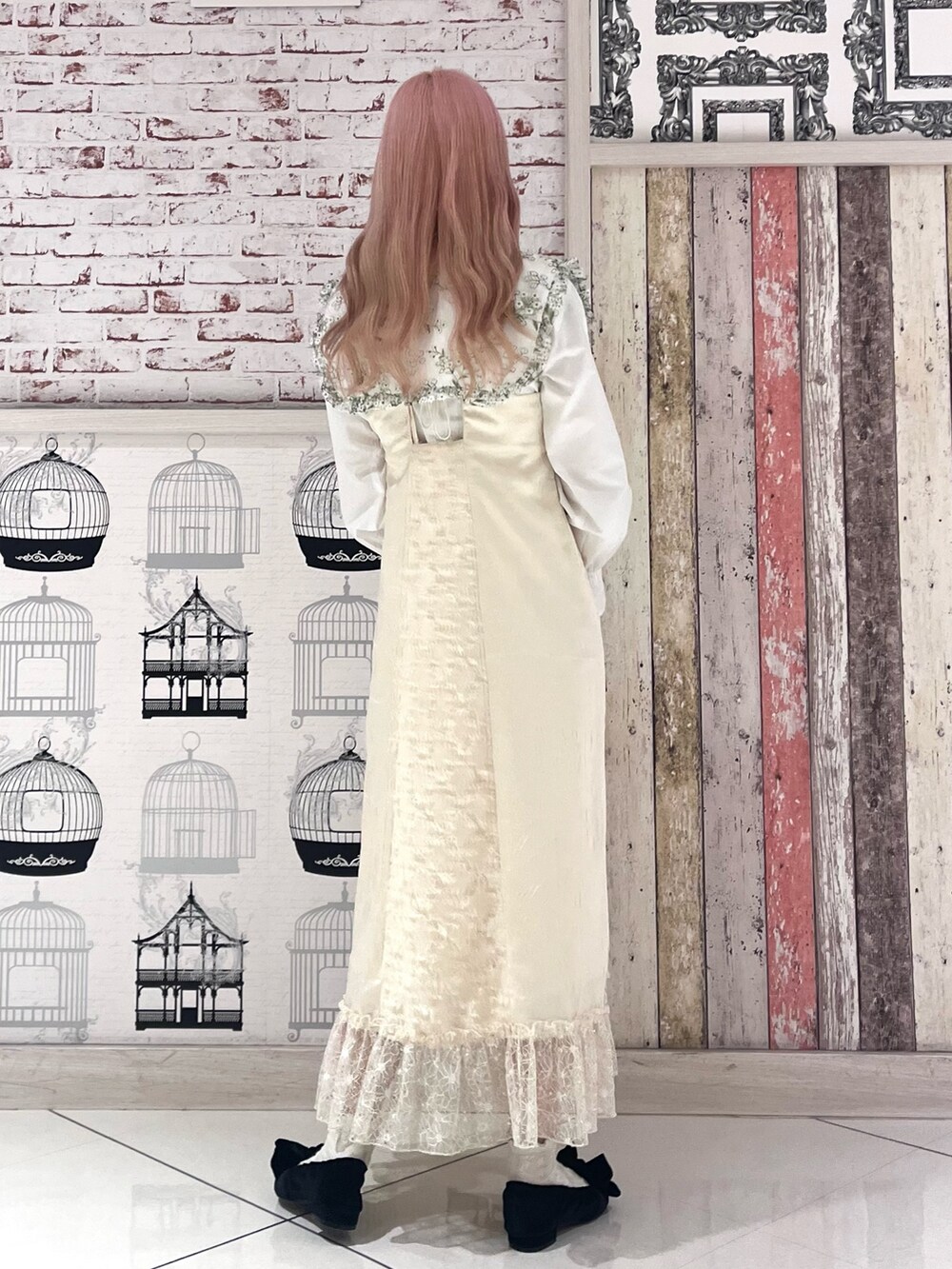 ホワイト系のシャツ/ブラウス、ホワイト系のワンピース、ブラック系のパンプスを着用したレディースの冬コーディネートの3枚目の写真