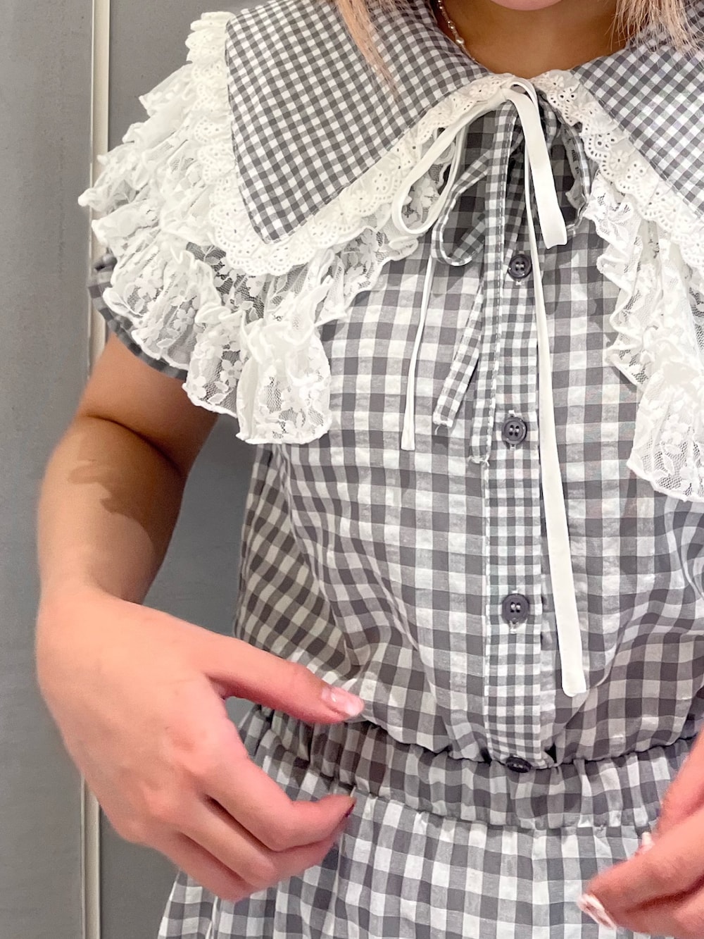 グレー系のシャツ/ブラウス、グレー系のスカート、ホワイト系のサンダルを着用したレディースの春コーディネートの7枚目の写真