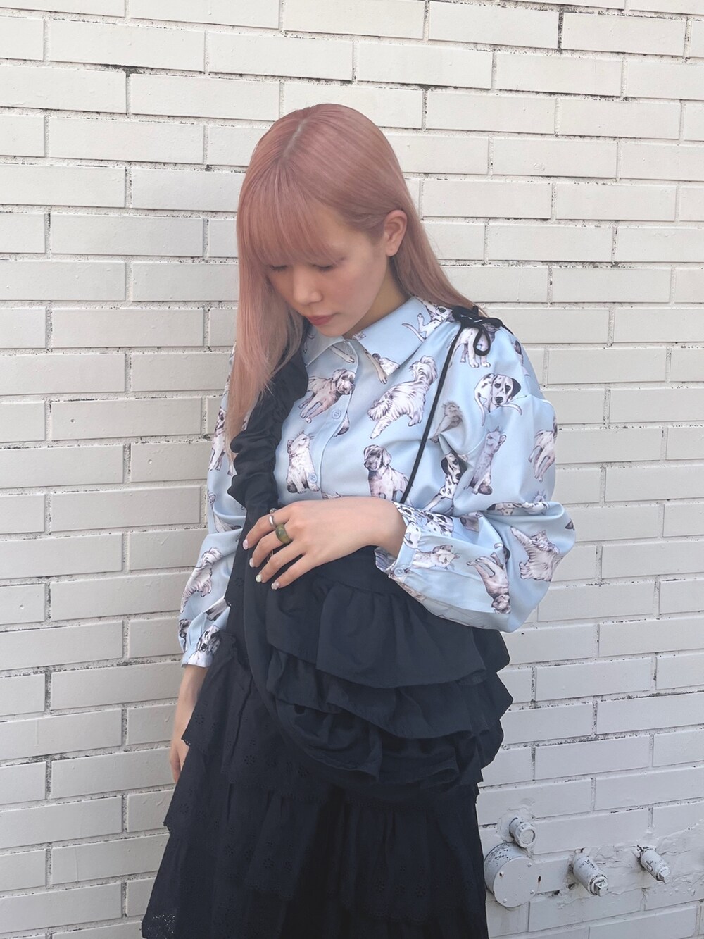 ブルー系のシャツ/ブラウス、ブラック系のスカート、ブラック系のショルダーバッグを着用したレディースの夏コーディネートの3枚目の写真