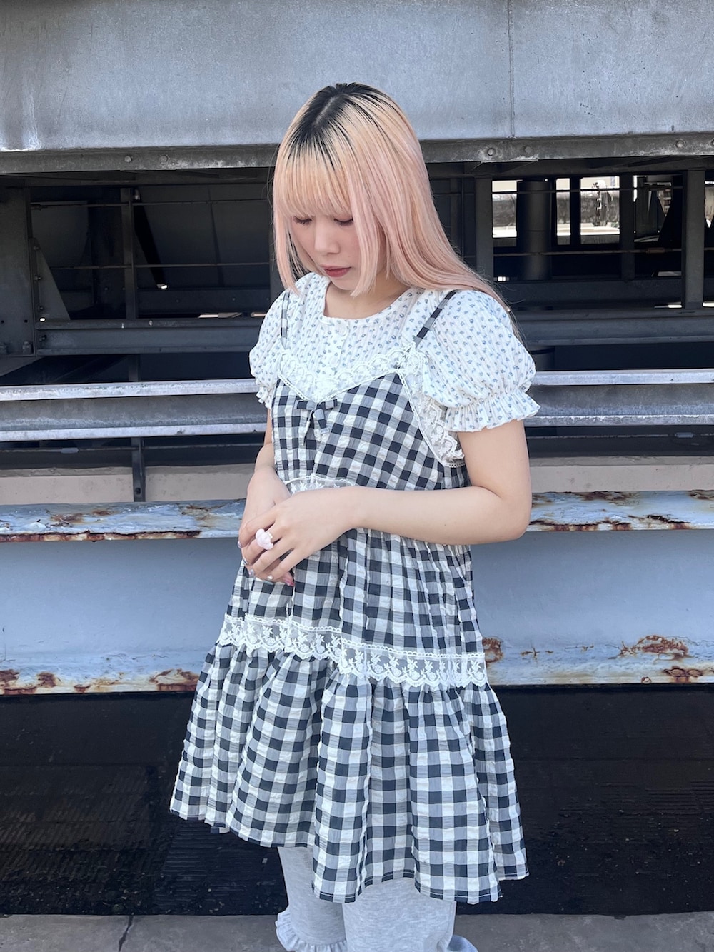 ブルー系のTシャツ/カットソー、ブラック系のキャミソール、グレー系のスウェットパンツを着用したレディースの春コーディネートの4枚目の写真