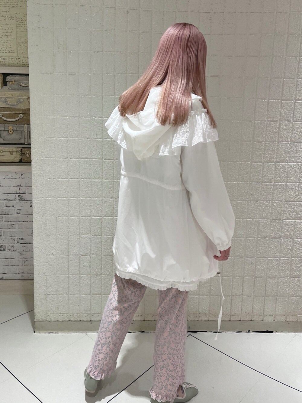 「merry jennyのフリルマウンテンパーカー（マウンテンパーカー、ホワイト系）」を使った、tomomiさん（レディース・163cm）の春コーディネートの2枚目の写真