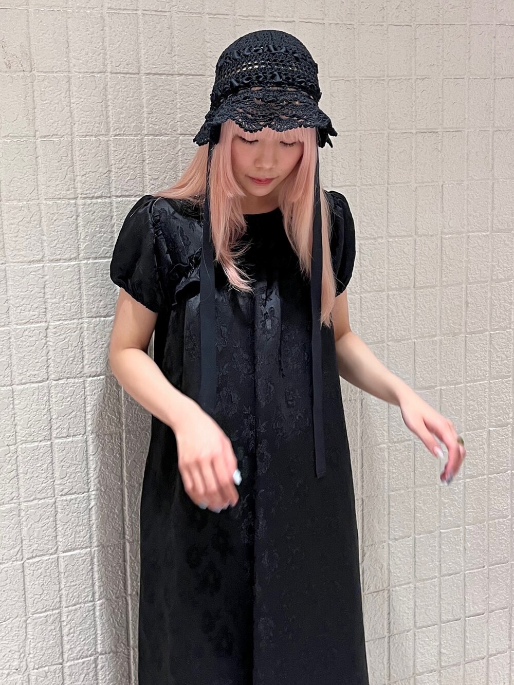 ブラック系のシャツ/ブラウス、ブラック系のワンピース、ホワイト系のサンダルを着用したレディースの春コーディネートの7枚目の写真