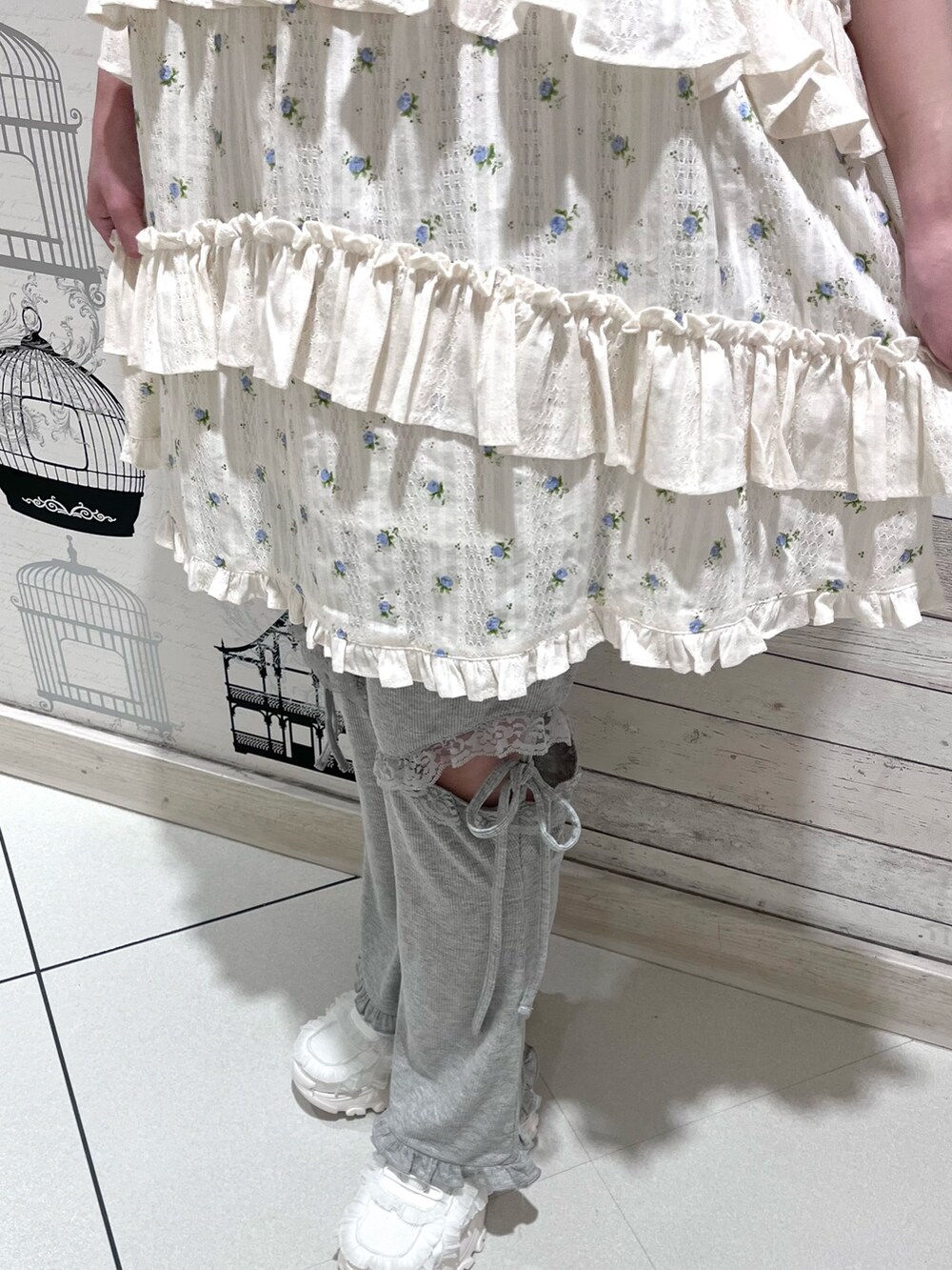 パープル系のTシャツ/カットソー、ブルー系のワンピース、グレー系のスウェットパンツを着用したレディースの春コーディネートの7枚目の写真