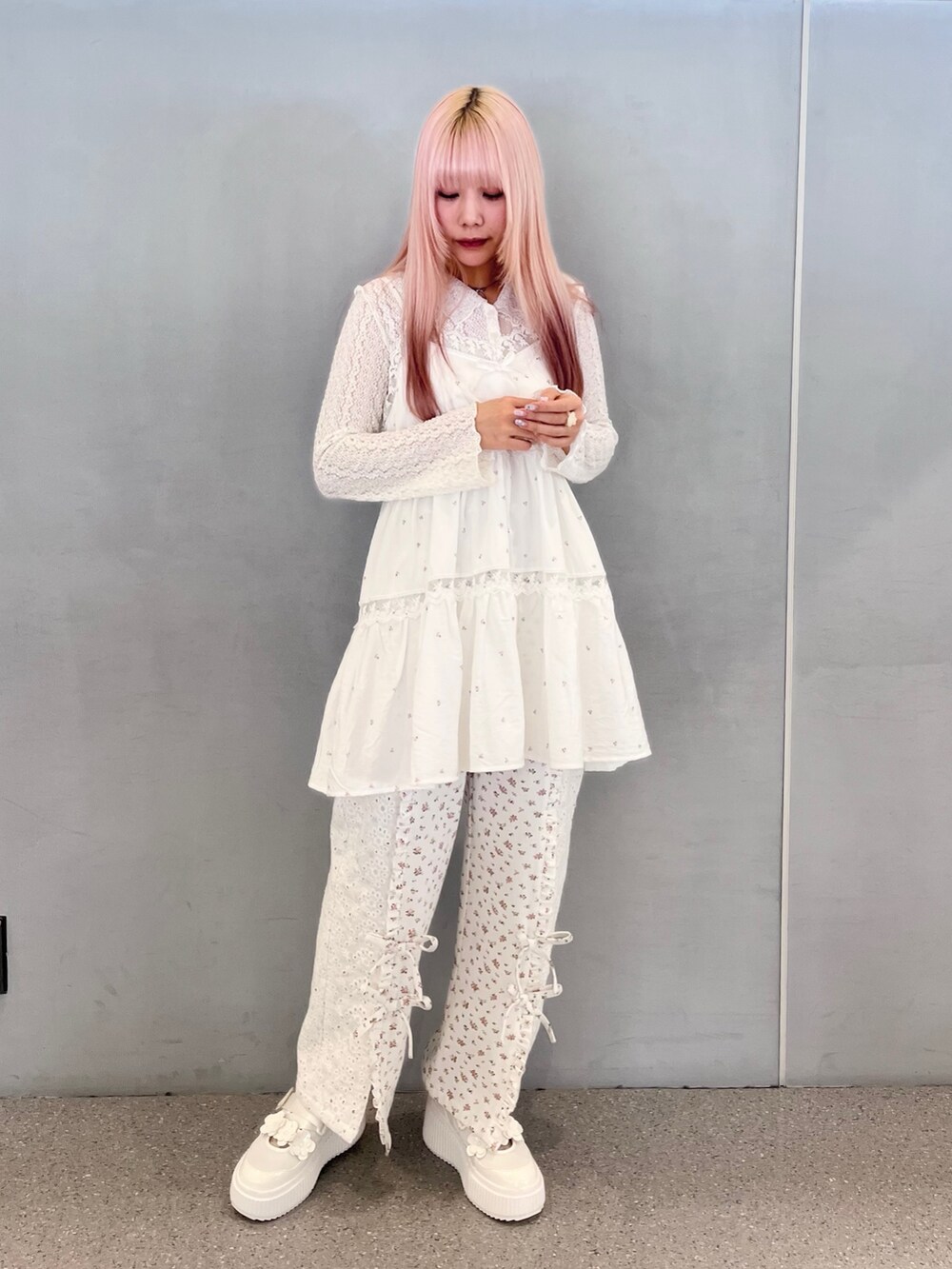 ホワイト系のカーディガン/ボレロ、ピンク系のキャミソール、その他のデニムパンツを着用したレディースの春コーディネートの2枚目の写真