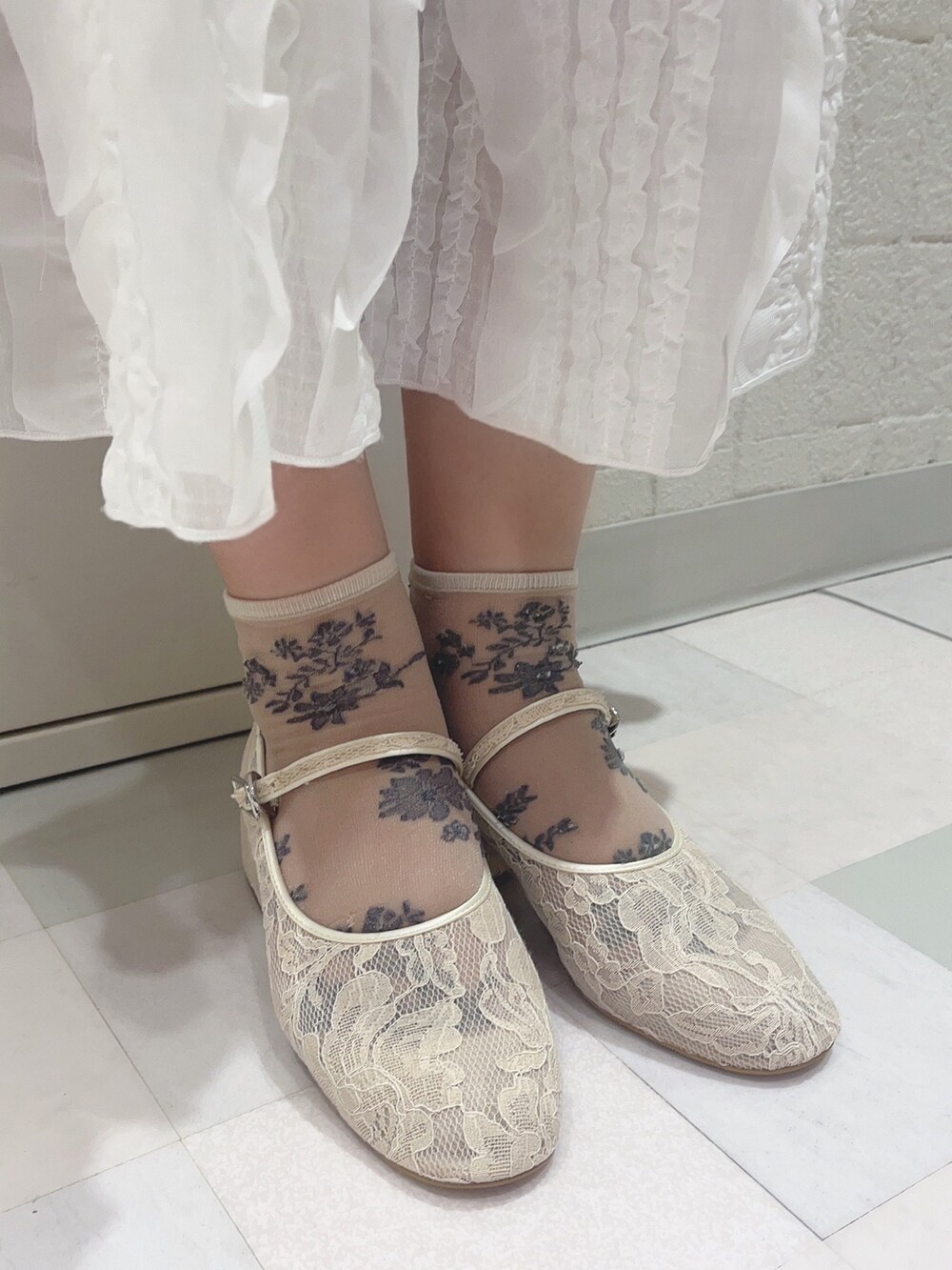 ホワイト系のTシャツ/カットソー、ピンク系のTシャツ/カットソー、ホワイト系のスカートを着用したレディースの夏コーディネートの5枚目の写真