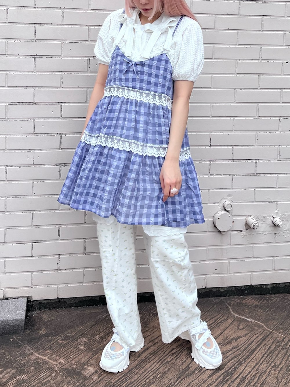 ホワイト系のシャツ/ブラウス、ブルー系のキャミソール、ホワイト系のカーゴパンツを着用したレディースの春コーディネートの2枚目の写真